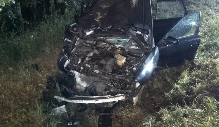 V noci se na Českolipsku střetl osobák s dodávkou, 8 lidí se zranilo