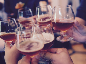Kontroly podniků v Budějcích odhalily vážné přestupky, patnáct opilých dětí se pokusil schovat provozovatel ve sklepě