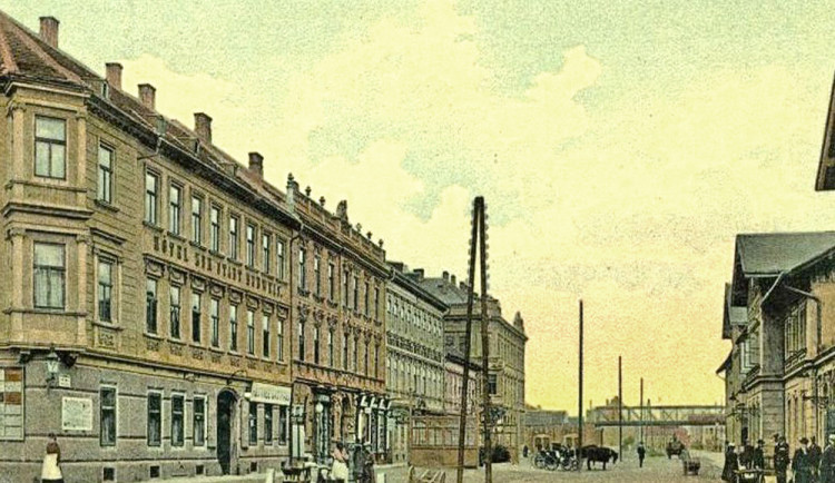 Nádražní od Průmyslové, vpravo staré nádraží, třetí dům zleva je hotel U Císaře rakouského.