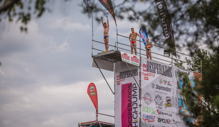 Cliffdivingové závody Highjump letos neproběhnou. Organizátoři spustili sbírku