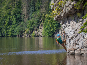 U Hluboké nad Vltavou je nová ferrata, vhodná je pro i pro rodiny s dětmi
