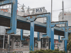 Z Pražské třídy zmizí modré loubí, začít bourat by se mohlo v týdnu