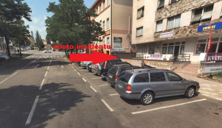 Policisté pátrají po muži, který udeřil do hlavy seniora opřeného o francouzskou holi