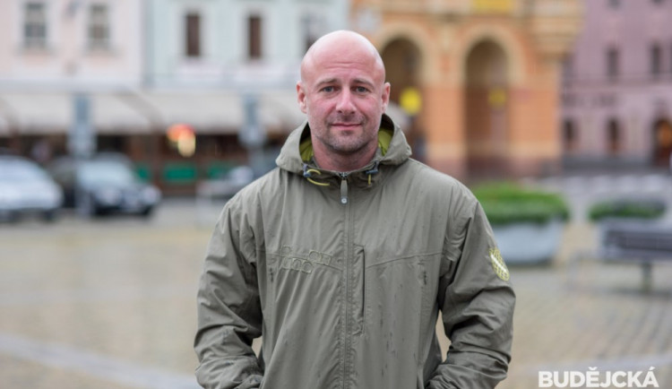 Oprávněná kritika může lidi posunout správný směrem, říká organizátor Město lidem Robin Mikušiak