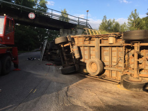 Při tragické nehodě na Táborsku zemřeli dva lidé, silnice je neprůjezdná