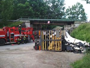 Při tragické nehodě na Táborsku zemřeli dva lidé, silnice je neprůjezdná