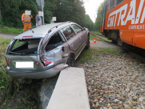 Řidička nedala přednost vlaku, zranila sebe i dvě děti