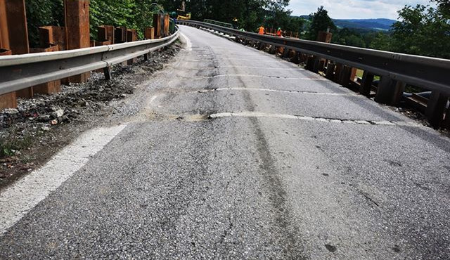Silnice I/3 u Netřebic bude dva dny neprůjezdná, uvolnil se svah