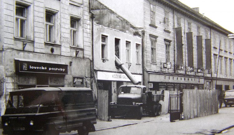 Hroznová ulice v březnu 1984, odstraňuje se Krbcův dům č. 13.