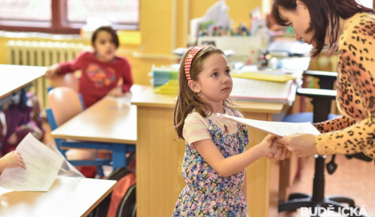 Některé školy na jihu Čech už začaly rozdávat vysvědčení