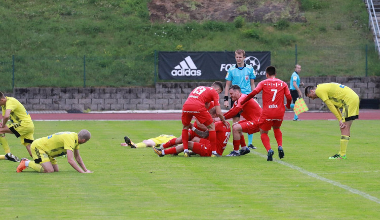 Drama do poslední minuty. Zbrojovka urvala vítězství ve Varnsdorfu až v samém závěru a přiblížila se přímému postupu