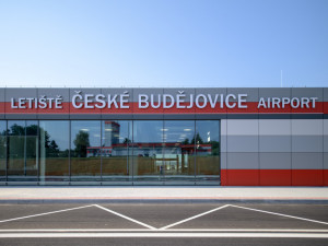 VIDEO: Město prodalo svůj podíl v letišti Jihočeskému kraji. Ten je tak jediným akcionářem firmy