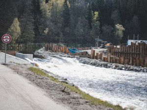 VIDEO: Jez u Papouščí skály je pro vodáky nesjízdný, může za to větší průtok vody