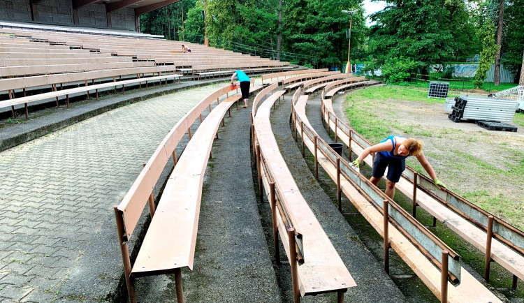 Letní kino Háječek zahájí filmy Na samotě u lesa a Pomáda