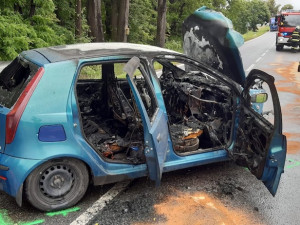 U Štěpánovic se srazila tři auta, jedno z nich začalo po nárazu hořet