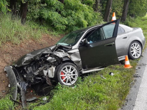U Štěpánovic se srazila tři auta, jedno z nich začalo po nárazu hořet