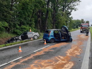 U Štěpánovic se srazila tři auta, jedno z nich začalo po nárazu hořet