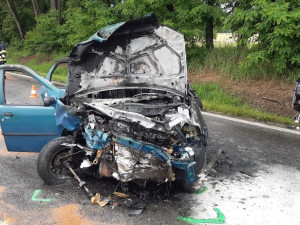 U Štěpánovic se srazila dvě auta, jedno z nich začalo po nárazu hořet