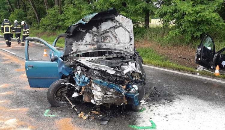 U Štěpánovic se srazila tři auta, jedno z nich začalo po nárazu hořet