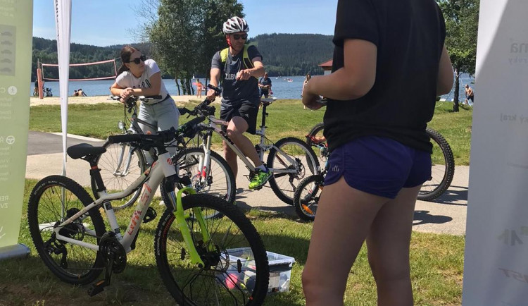 Bezpečná a zdravá cykloturistika s projektem Na kole jen s přilbou v Active Parku Lipno