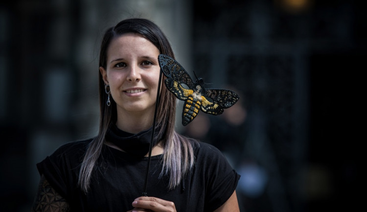 Nikola Nemergutová z Hrádku vytvořila škrabošky, které zazářily v pohádce Hodinářův učeň