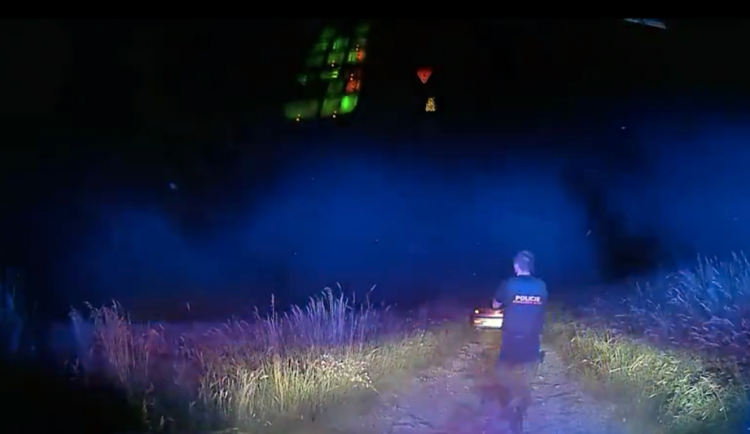 VIDEO: Opilý muž ujížděl policistům, zastavil ho až varovný výstřel