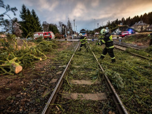 Meteorologové opět varují před bouřkami a silným větrem