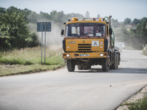 Prach, hluk a rozbitá silnice. Lidé si stěžují na výstavbu dálnice D3 u Vidova