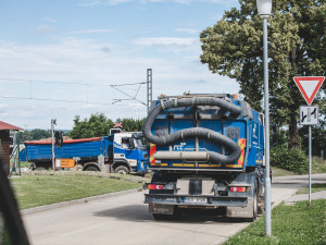 Prach, hluk a rozbitá silnice. Lidé si stěžují na výstavbu dálnice D3 u Vidova