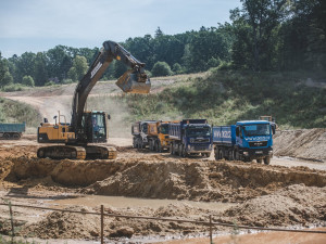 Prach, hluk a rozbitá silnice. Lidé si stěžují na výstavbu dálnice D3 u Vidova