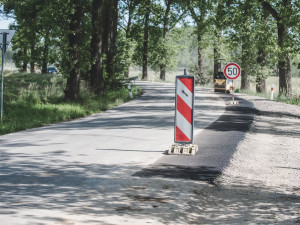 Prach, hluk a rozbitá silnice. Lidé si stěžují na výstavbu dálnice D3 u Vidova