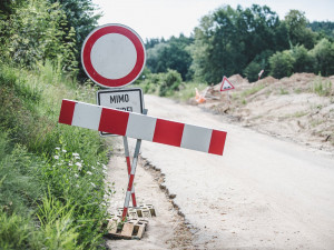 Prach, hluk a rozbitá silnice. Lidé si stěžují na výstavbu dálnice D3 u Vidova