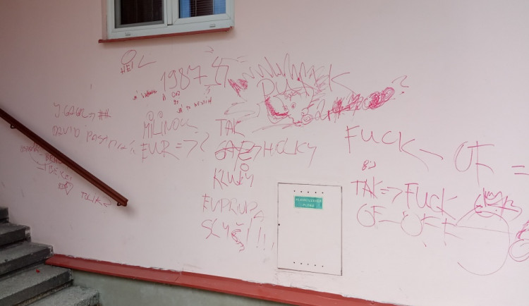 Čmárali na dům liháčem. Vandaly zkrotili až strážníci