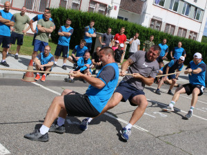 Strakoničtí vojáci přivítali léto sportem, hry prověřily jejich sílu i fyzičku