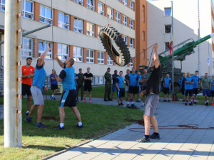 Strakoničtí vojáci přivítali léto sportem, hry prověřily jejich sílu i fyzičku