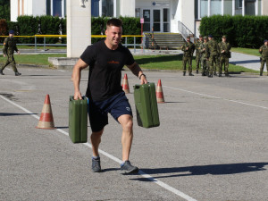 Strakoničtí vojáci přivítali léto sportem, hry prověřily jejich sílu i fyzičku