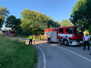 U Hluboké se srazil osobák s vlakem, jeden člověk zemřel