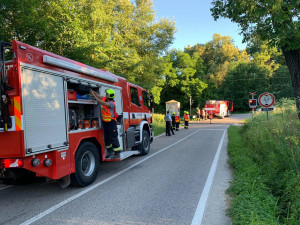 U Hluboké se srazil osobák s vlakem, jeden člověk zemřel