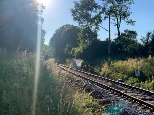 U Hluboké se srazil osobák s vlakem, jeden člověk zemřel