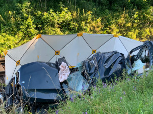 U Hluboké se srazil osobák s vlakem, jeden člověk zemřel