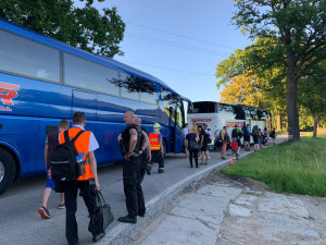 U Hluboké se srazil osobák s vlakem, jeden člověk zemřel