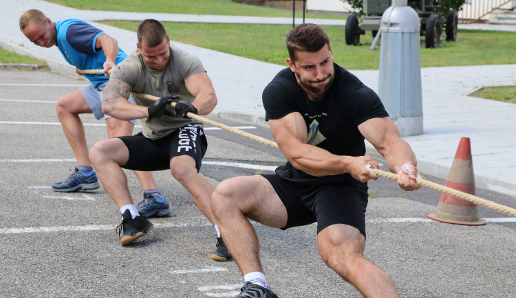 Strakoničtí vojáci přivítali léto sportem, hry prověřily jejich sílu i fyzičku