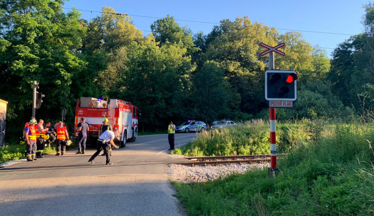 U Hluboké se srazil osobák s vlakem, jeden člověk zemřel