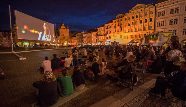 Na náměstí začíná Filmové léto. U kašny zaparkuje Kinematograf bratří Čadíků