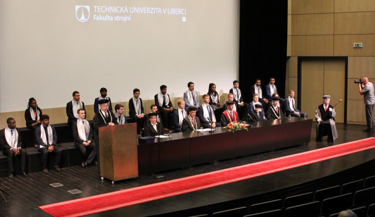 Povinné rozestupy a žádné podání ruky. Na TULce proběhly jediné letošní letní promoce