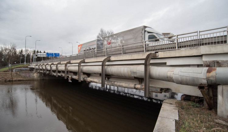 Potrubí na Litvínovickém mostě se přesune pod řeku. Práce vyjdou na 17 milionů