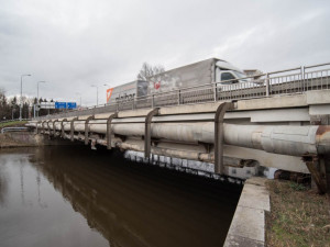 Potrubí na Litvínovickém mostě se přesune pod řeku. Práce vyjdou na 17 milionů