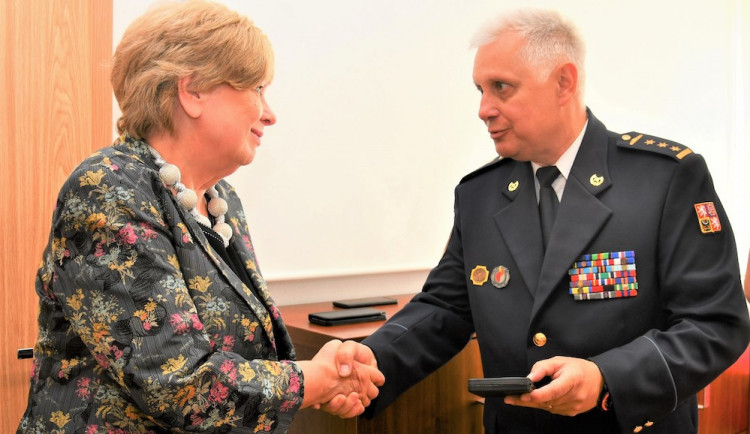 Ředitel hasičů ocenil hejtmanku medailí za řízení krizového štábu v době koronavirové pandemie