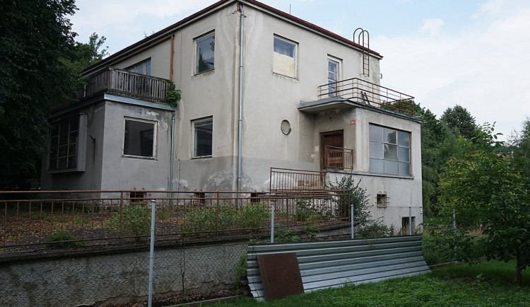 Prachatice pronajmou architektonicky cennou vilu spolku Živá vila