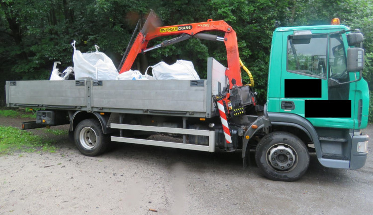 Náklaďák se nevešel pod železniční most. Škoda přesahuje 400 tisíc korun